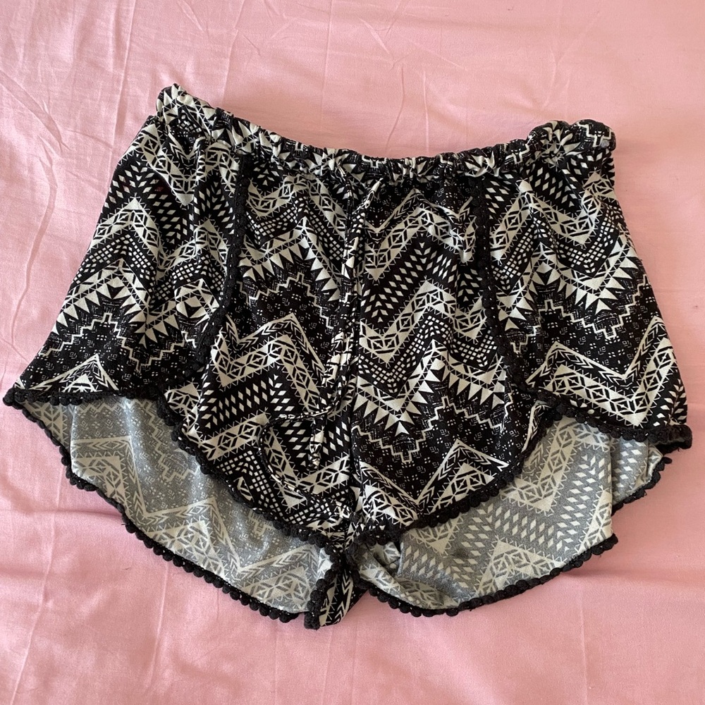 Comfortable women’s shorts ruffled lining black and white checkered zig zag